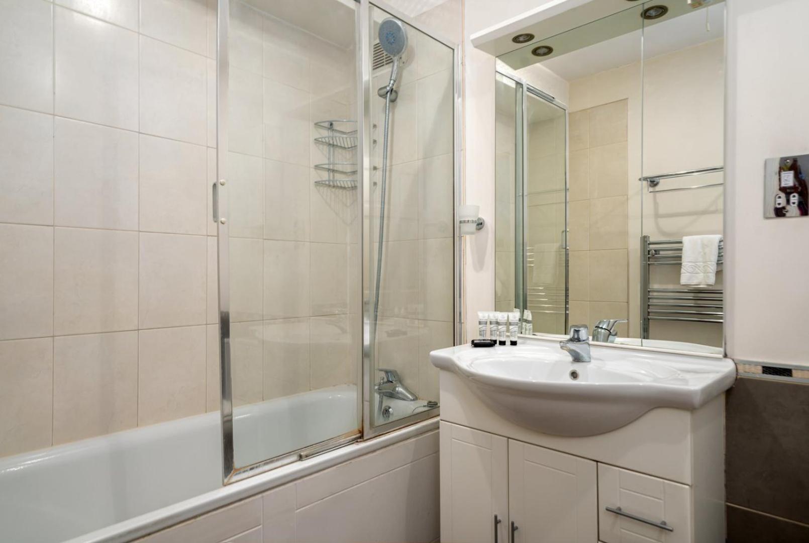Guestready - Lovely Ground Floor Duplex With Patio In Southbank Apartment London Exterior photo